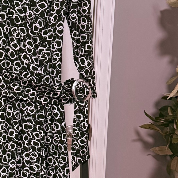 Chaps V-neck wrap 3/4 sleeves tie waist abstract geometric print Dress - Picture 11 of 15